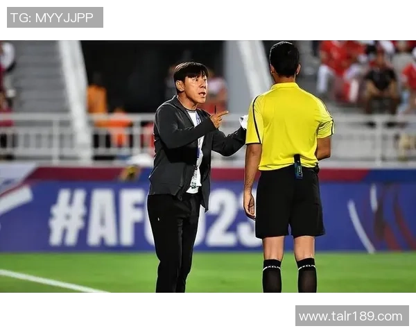 足球明星因争议判罚愤怒出手暴打裁判视频引发热议与讨论 足球明星因争议判罚愤怒出手暴打裁判视频引发热议与讨论